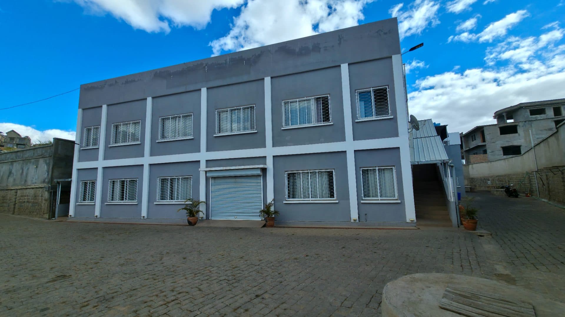 À vendre — Immeuble professionnel en bord de RN2