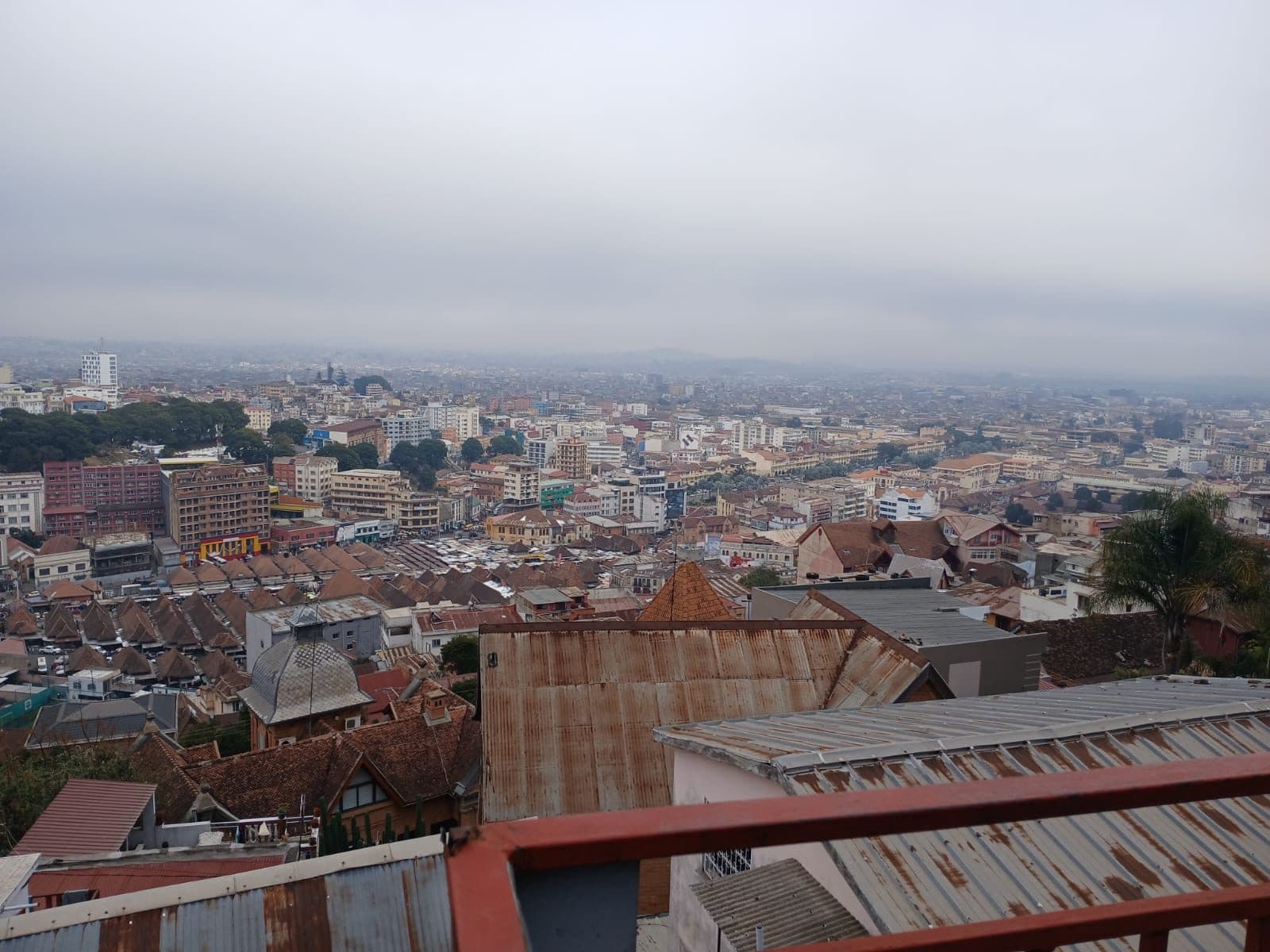 Terrain 425 m² avec bâti R+2 à vendre à Faravohitra – Vue panoramique sur Antananarivo