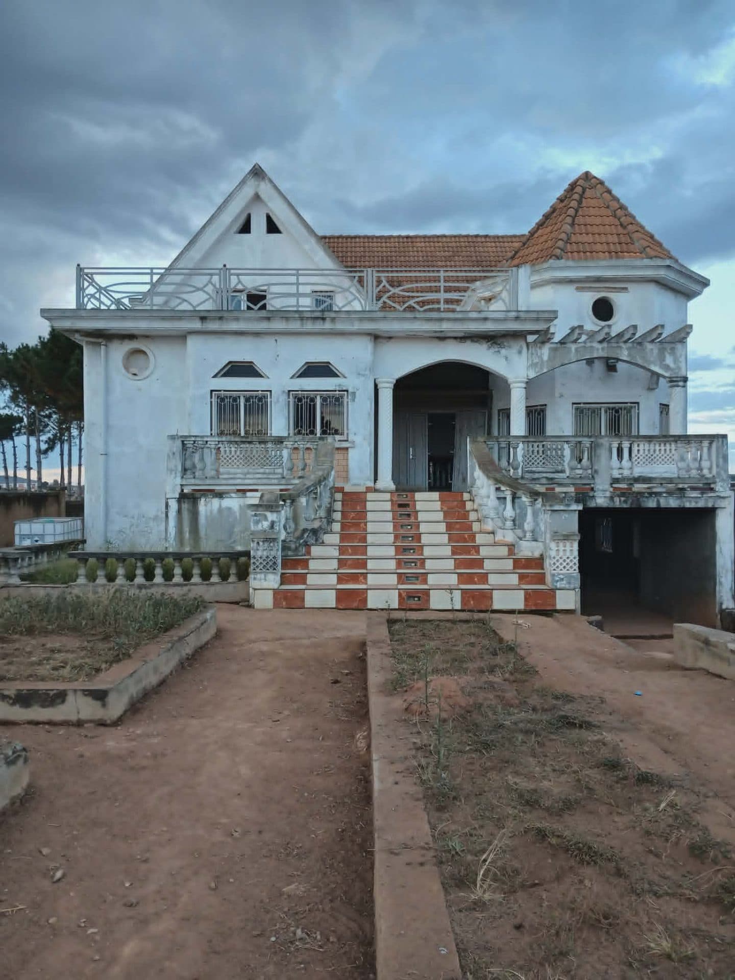 Propriété de prestige sur 1 300 m² à Andakana – Ambohidratrimo — photo 1