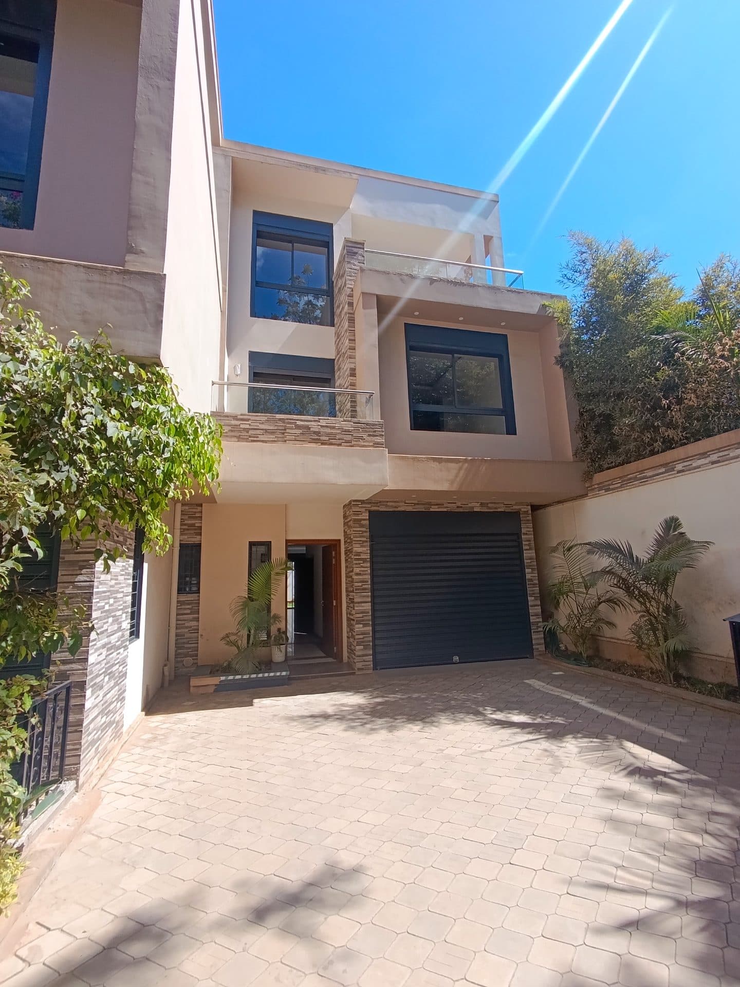 Complexe privé — 3 villas mitoyennes de standing à louer